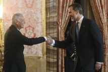 Eduardo Mendoza-a la izquierda-y el rey Felipe VI Eduardo Mendoza-a la izquierda-y el rey Felipe VI