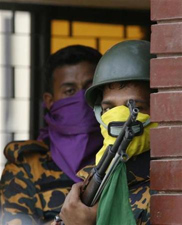 Paran tiroteos en campamento amotinado en Bangladesh Paran tiroteos en campamento amotinado en Bangladesh
