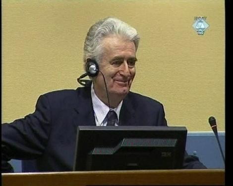 Ante negativa de Karadzic a declararse culpable o no, juez supone inocencia