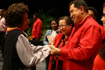 Presidente Chávez anuncia que Ministerio de la Mujer tendrá cartera