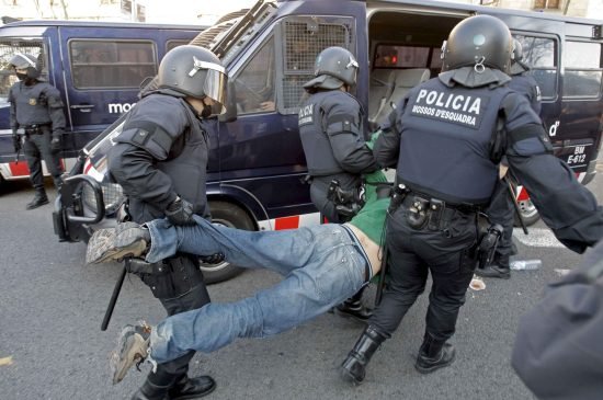 Los estudiantes critican la brutalidad policial Los estudiantes critican la brutalidad policial