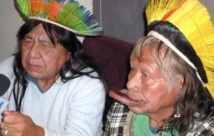 Raoni Metuktire-a la derecha-y su sobrino y sucesor Megaron Txucarramae Raoni Metuktire-a la derecha-y su sobrino y sucesor Megaron Txucarramae