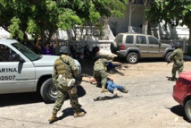 Marinos ante un cadáver Marinos ante un cadáver