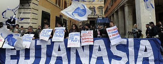 Senado italiano aprueba ley que anula el testamento vital