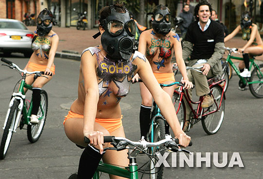 Modelos colombianas promueven el uso de bicicletas con el cuerpo pintado Modelos colombianas promueven el uso de bicicletas con el cuerpo pintado