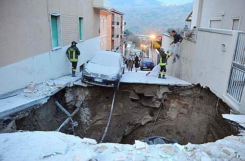 Terremoto en centro de Italia deja al menos 40 muertos Terremoto en centro de Italia deja al menos 40 muertos