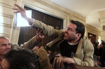 Reducen a un año pena de periodista que arrojó zapatos a Bush Reducen a un año pena de periodista que arrojó zapatos a Bush