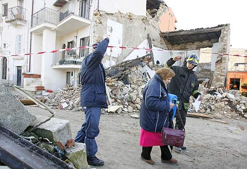 Italia sigue temblando tras terremoto que dejó 207 muertos Italia sigue temblando tras terremoto que dejó 207 muertos