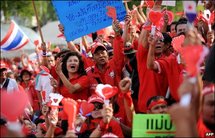 Unos 100.000 manifestantes exigen dimisión del Gobierno tailandés Unos 100.000 manifestantes exigen dimisión del Gobierno tailandés