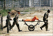 Detenido en Guantánamo expone a Al Jazeera los abusos en la prisión Detenido en Guantánamo expone a Al Jazeera los abusos en la prisión
