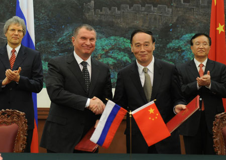 China y Rusia firman acuerdo de cooperación petrolera