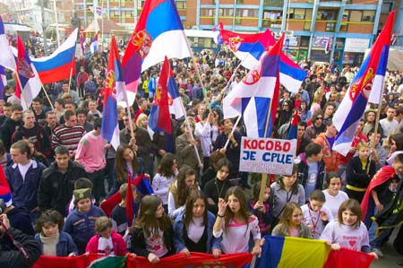 Policía dispersa con gas manifestación serbia en Kosovo Policía dispersa con gas manifestación serbia en Kosovo