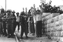 Soldados israelíes detienen a palestinos en 1967 Soldados israelíes detienen a palestinos en 1967