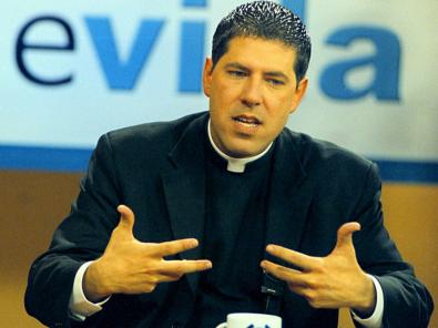 El padre Alberto Cutié admite estar enamorado