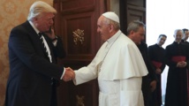 Trump-a la izquierda-y el papa. Trump-a la izquierda-y el papa.