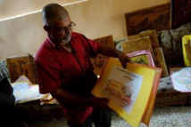 Mustafa con sus dibujos Mustafa con sus dibujos