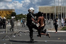 Policías y manifestantes se enfrentan en Brasilia