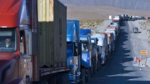 Camiones bolivianos esperando en la frontera con Chile