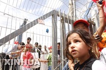 Niños participan en una manifestación en frontera entre Gaza y Egipto