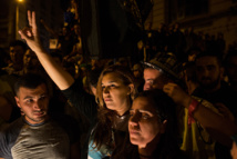 Naual Benaissa-levantando la mano con el gesto de la victoria-dirigiendo una protesta en el Rif