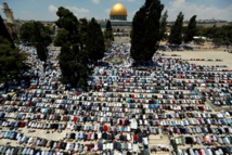 Miles de musulmanes rezando en Jerusalén