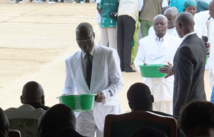 Entrega de regalos de cumpleaños a Simon Kimbangu Kiangani Entrega de regalos de cumpleaños a Simon Kimbangu Kiangani