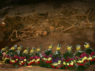 Catalunya aprueba una ley sobre fosas que prevé sufragar las exhumaciones Catalunya aprueba una ley sobre fosas que prevé sufragar las exhumaciones
