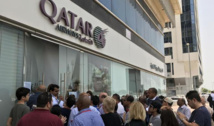 Clientes pidiendo explicaciones en una oficina de Qatar Airways