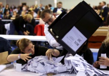 Cuentan los votos en un colegio electoral