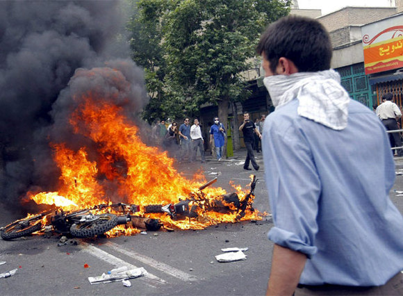 Irán: detienen a ocho empleados locales de la embajada británica Irán: detienen a ocho empleados locales de la embajada británica