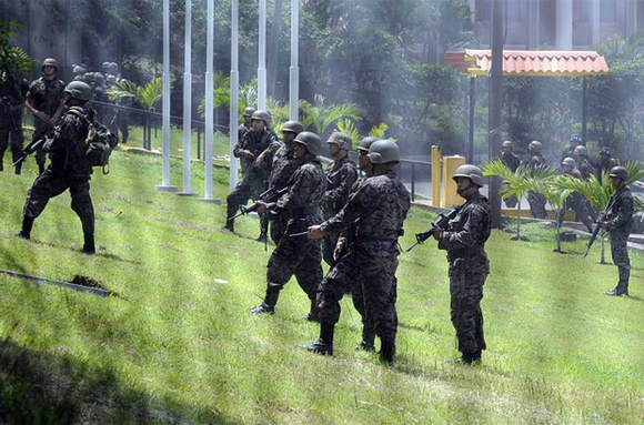 Militares destituyen a presidente de Honduras Militares destituyen a presidente de Honduras
