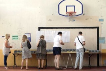 Franceses cogiendo las papeletas Franceses cogiendo las papeletas