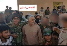 El general iraní Soleimani con miembros de las brigadas Fatimiun y de Hezbolá en la frontera entre Siria e Irak, al nordeste de At Tanaf