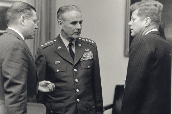 Muere Robert McNamara, ex jefe del Pentágono y arquitecto de la guerra de Vietnam