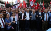 Kiliçdaroglu-en el centro, con corbata-. Kiliçdaroglu-en el centro, con corbata-.