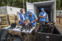 Personal de la ONU con las armas de las FARC Personal de la ONU con las armas de las FARC