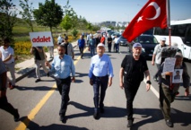 Kiliçdaroglu marchando, en el centro con una gorra.