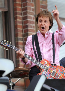 Paul McCartney actúa en el escenario sobre el que los Beatles debutaron en EE.UU.