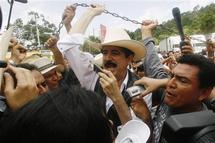 Zelaya, expulsado de Honduras tras 2 horas en la frontera