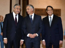 Akinci-a la izquierda-y Anastasiades, a la derecha Akinci-a la izquierda-y Anastasiades, a la derecha