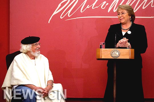 Ernesto Cardenal recibe en Chile Premio Iberoamericano Pablo Neruda