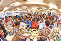 Indios comprando en un centro comercial justo antes de la llegada del nuevo impuesto.