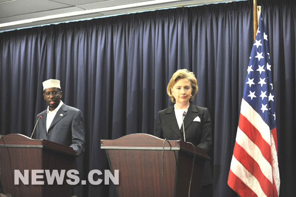 Clinton se comprometió a apoyar al frágil gobierno de Somalia