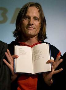 Viggo Mortensen presenta una antología de la Nueva Poesía Argentina