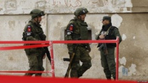 Policías militares rusos pasan al lado de un soldado sirio en Homs. Es probable que Rusia despliegue a su policía militar en las zonas de desescalada. Policías militares rusos pasan al lado de un soldado sirio en Homs. Es probable que Rusia despliegue a su policía militar en las zonas de desescalada.