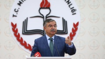 El ministro de educación Ismet Yilmaz El ministro de educación Ismet Yilmaz