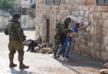 Soldados israelíes registran a un palestino en Hebrón.