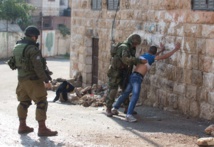 Soldados israelíes registran a un palestino en Hebrón. Soldados israelíes registran a un palestino en Hebrón.