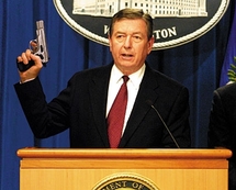 Secretario de Justicia de Bush podría ser juzgado por detención abusiva Secretario de Justicia de Bush podría ser juzgado por detención abusiva