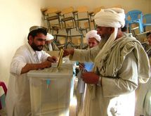 Afganistán: cuarentena a 600 colegios electorales por sospechas de fraude